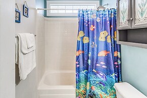 Screened Porch + Pool Access: Longs Golf Getaway