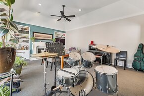 Endless Fun! Family Home w/ Spacious Yard in Clive