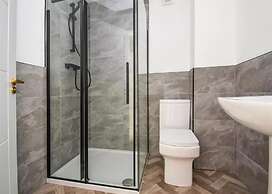 8 Bedroom House Sleeps 20 - Private Garden