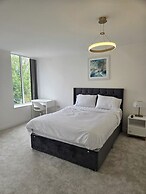 8 Bedroom House Sleeps 20 - Private Garden