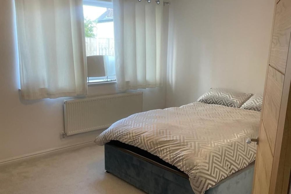 8 Bedroom House Sleeps 20 - Private Garden