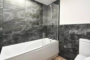 8 Bedroom House Sleeps 20 - Private Garden