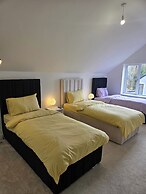 8 Bedroom House Sleeps 20 - Private Garden