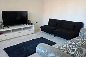 8 Bedroom House Sleeps 20 - Private Garden