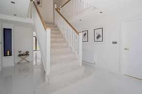 8 Bedroom House Sleeps 20 - Private Garden