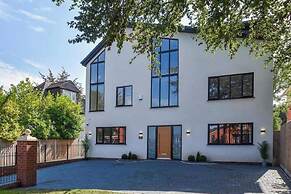 8 Bedroom House Sleeps 20 - Private Garden