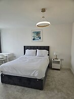 8 Bedroom House Sleeps 20 - Private Garden