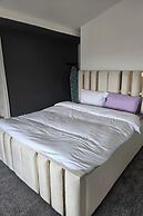8 Bedroom House Sleeps 20 - Private Garden