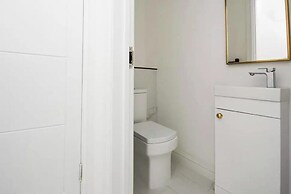 8 Bedroom House Sleeps 20 - Private Garden