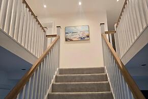 8 Bedroom House Sleeps 20 - Private Garden