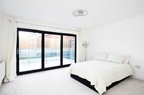 8 Bedroom House Sleeps 20 - Private Garden