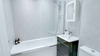 Modern House In Hartlepool With Private Parking