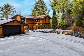 Hot Tub & Whale Watching! Scenic Sitka Escape