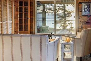 Hot Tub & Whale Watching! Scenic Sitka Escape