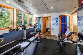 Hot Tub & Whale Watching! Scenic Sitka Escape