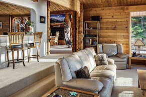 Hot Tub & Whale Watching! Scenic Sitka Escape
