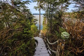 Hot Tub & Whale Watching! Scenic Sitka Escape