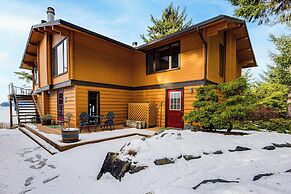 Hot Tub & Whale Watching! Scenic Sitka Escape