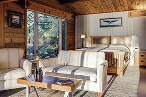 Hot Tub & Whale Watching! Scenic Sitka Escape