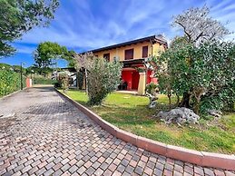 Cozy House With Shared Garden