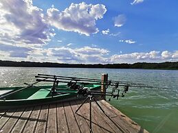 Comfortable Holiday Cottages Right by the Lake