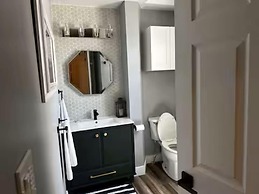 Renovated 2 Bedroom Apt Central Hamilton