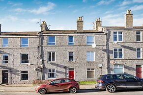 Central Aberdeen Flat Holburn St Workspace Parking