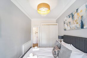 Central Aberdeen Flat Holburn St Workspace Parking