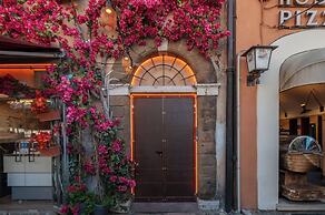 Stylish 2-Bedroom Stays near Colosseum
