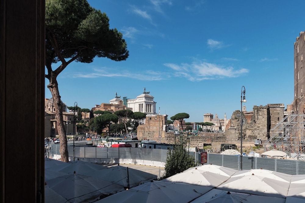 Stylish 2-Bedroom Stays near Colosseum