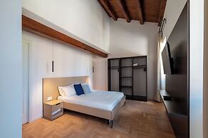 Stylish 2-Bedroom Stays near Colosseum