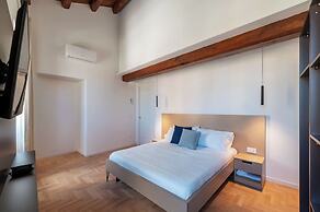 Stylish 2-Bedroom Stays near Colosseum