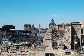 Stylish 2-Bedroom Stays near Colosseum