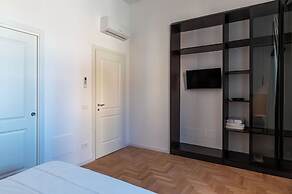Stylish 2-Bedroom Stays near Colosseum