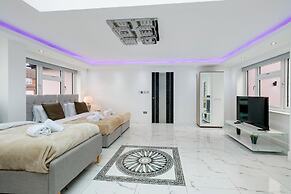 Stunning 5 Bedroom, 3 Bathroom Home in Windsor