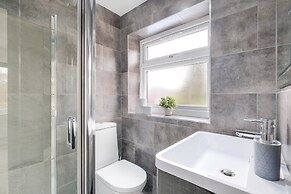 Stunning 5 Bedroom, 3 Bathroom Home in Windsor