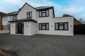 Stunning 5 Bedroom, 3 Bathroom Home in Windsor
