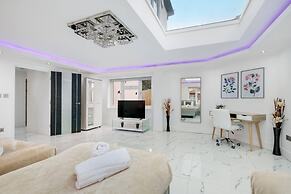 Stunning 5 Bedroom, 3 Bathroom Home in Windsor