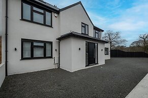 Stunning 5 Bedroom, 3 Bathroom Home in Windsor