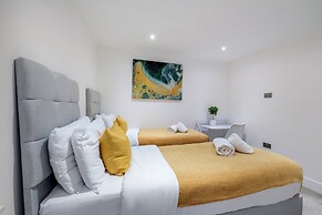 Stunning 5 Bedroom, 3 Bathroom Home in Windsor