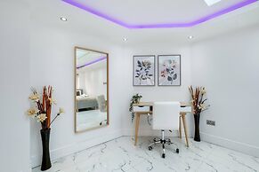 Stunning 5 Bedroom, 3 Bathroom Home in Windsor