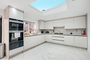 Stunning 5 Bedroom, 3 Bathroom Home in Windsor