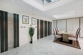 Stunning 5 Bedroom, 3 Bathroom Home in Windsor