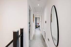 Stunning 5 Bedroom, 3 Bathroom Home in Windsor