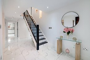 Stunning 5 Bedroom, 3 Bathroom Home in Windsor