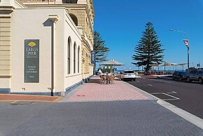 Largs Oasis - Beach and Jetty views
