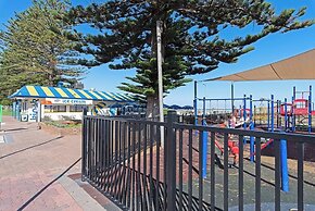 Largs Oasis - Beach and Jetty views