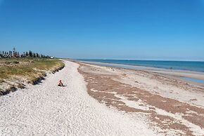 Largs Oasis - Beach and Jetty views