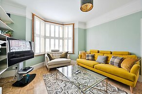 Chic House With Free Parking and Private Backyard