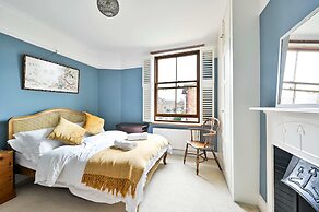 Chic House With Free Parking and Private Backyard